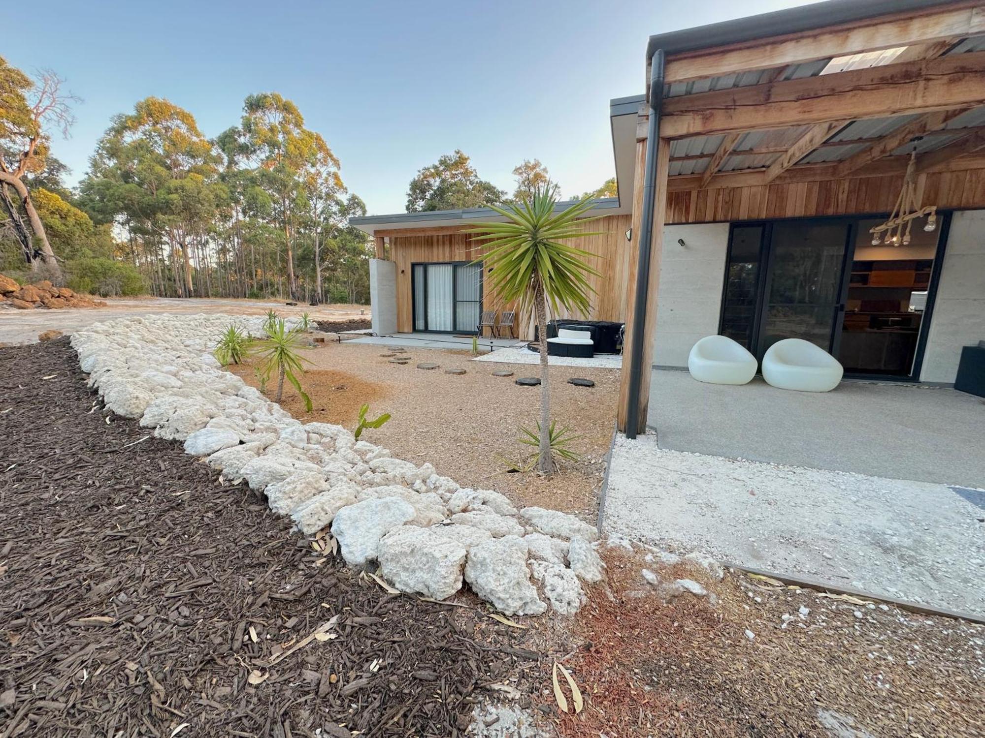 The House, 5 Mins To Holiday home