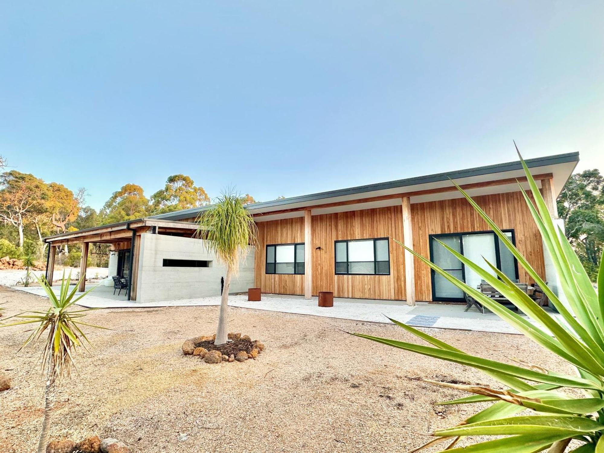 The House, 5 Mins To Holiday home *